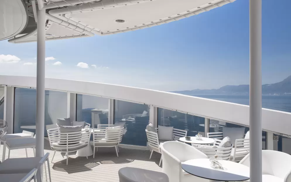 Ponant, Le Lyrial Exterior Bar ©PONANT François Lefebvre.jpg